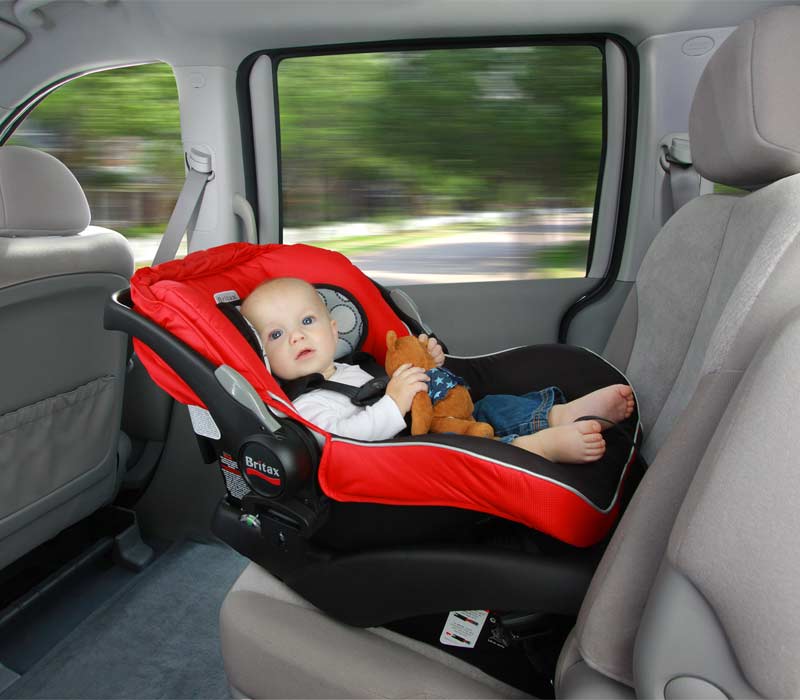 Trẻ em nên ngồi quay mặt khi đi ô tô sẽ an toàn hơn