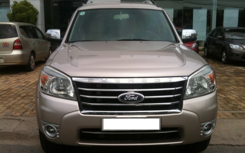 Đầu xe Ford Everest 2011 cũ vẫn giữ nét đặc trưng với lưới tản nhiệt hình thang ngược