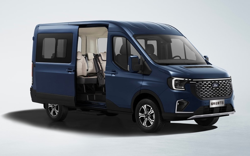 Gương chiếu hậu ngoài trên Ford Transit 2024 tích hợp chức năng điều chỉnh điện