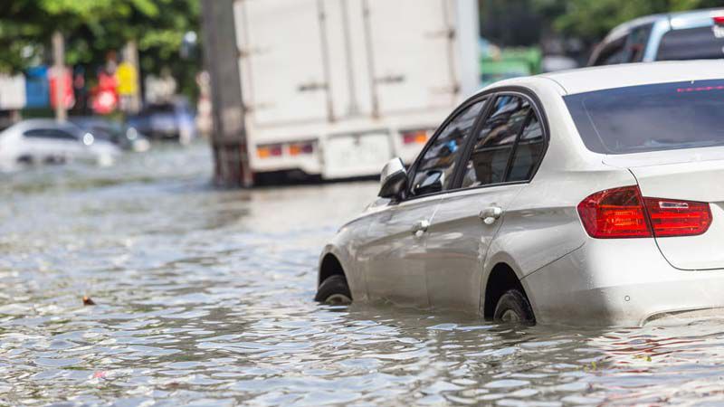 Xe ô tô ngập nước sau những cơn mưa lớn hoặc thảm họa tự nhiên như lũ lụt