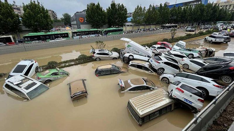 Hàng loạt xe ô tô bị ngập trong nước lũ