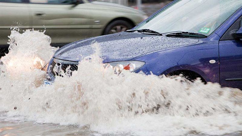 Hiện tượng xe ô tô bị thủy kích khi di chuyển vào những vùng ngập nước