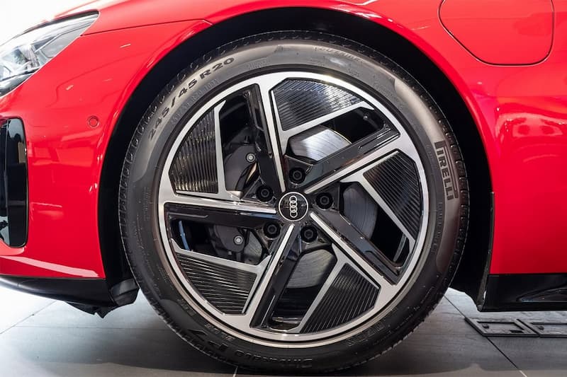 Audi e-tron GT giá lăn bánh
