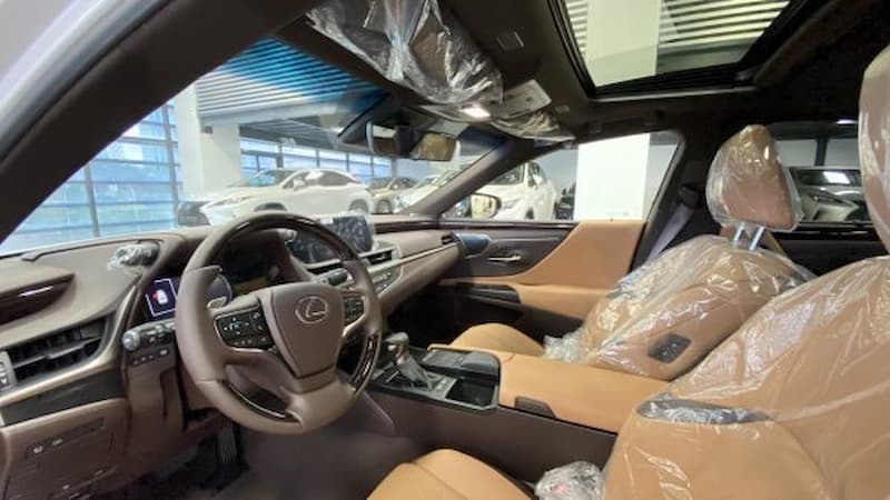 Không gian của nội thất Lexus ES 300H 2022