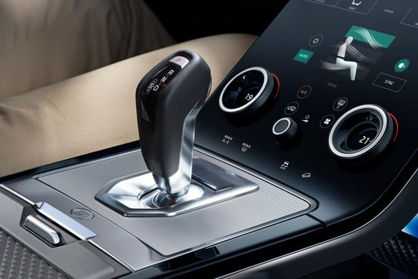 Range Rover Evoque 2024 tính năng sạc không dây tiên tiến