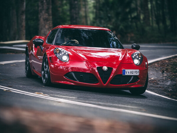 Giá xe Alfa Romeo 4C dao động khoảng 57.495 USD tại Mỹ