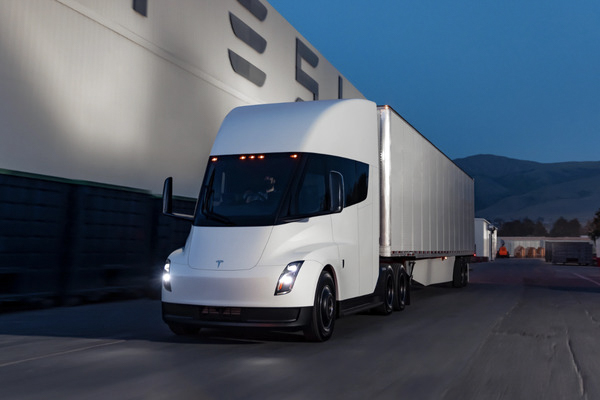 Tesla Semi là chiếc xe tải điện có khả năng di chuyển 800km sau khi sạc đầy
