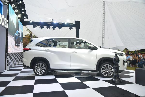 Toyota  innova Cross