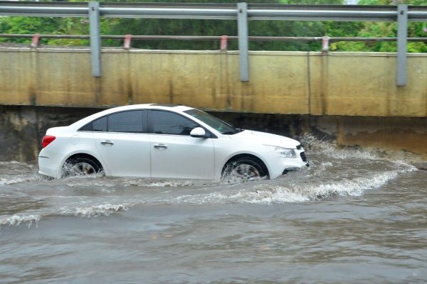 Cách lái xe qua vũng nước ngập an toàn