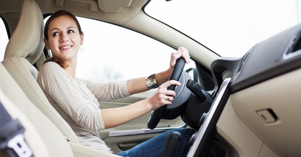 Sử dụng nước hoa ô tô cho nữ giúp cân bằng tinh thần và hạn chế say xe 