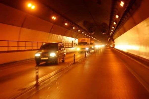 Lái xe ô tô qua hầm đường bộ nên bật đèn gì