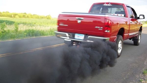 ô tô xả khói đen
