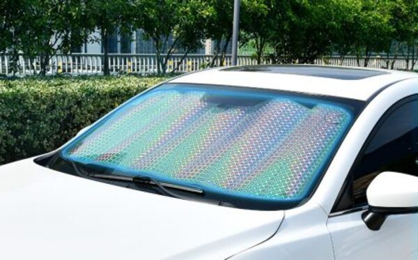 Tấm che nắng bên trong xe hơi giúp xe giảm nhiệt độ dưới thời tiết nắng nóng 